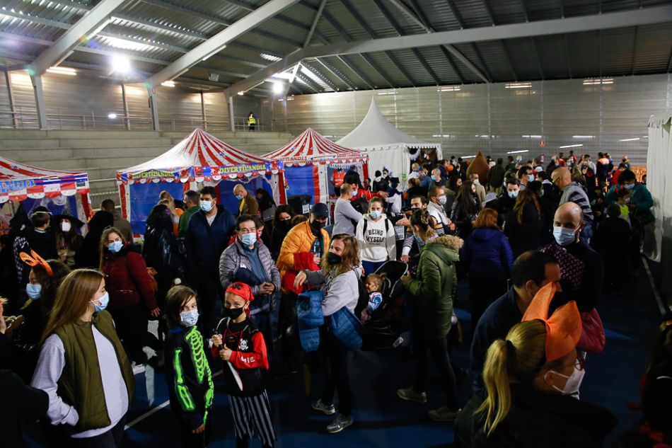 Numeroso público se congregó en la pista de tenis cubierta de Carbajosa para la fiesta de Halloween - Ayto. Carbajosa