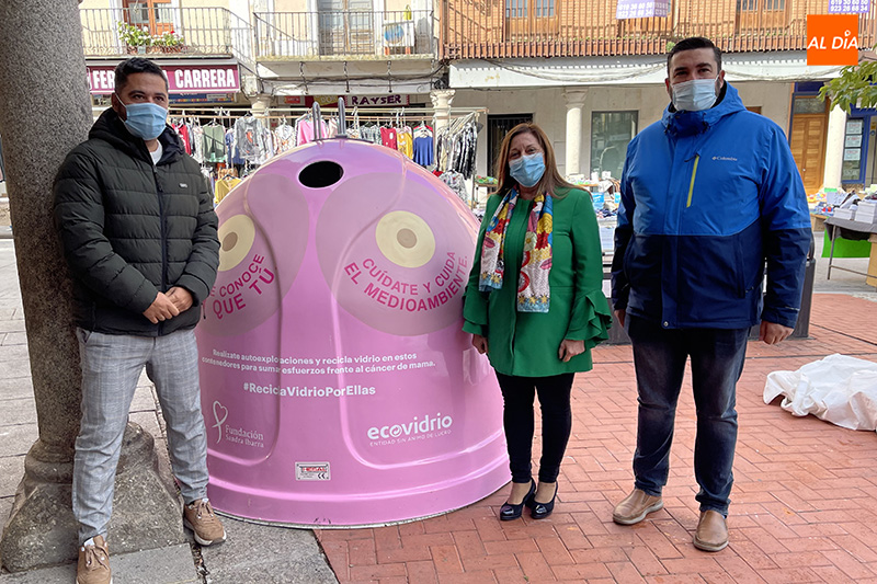 La alcaldesa de Peñaranda, Carmen Ávila, junto al Gerente de Ecovidrio, José Carlos Agustín y el concejal Antonio Poveda, presentaban la campaña Reciclo vidrio por ellas