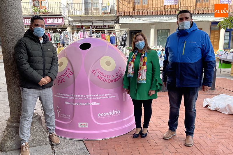 La alcaldesa de Peñaranda, Carmen Ávila, junto al Gerente de Ecovidrio, José Carlos Agustín y el concejal Antonio Poveda, presentaban la campaña 