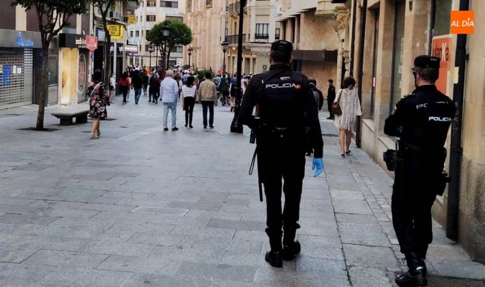 Imagen de archivo de varios agentes de la Policía Nacional en el centro de Salamanca