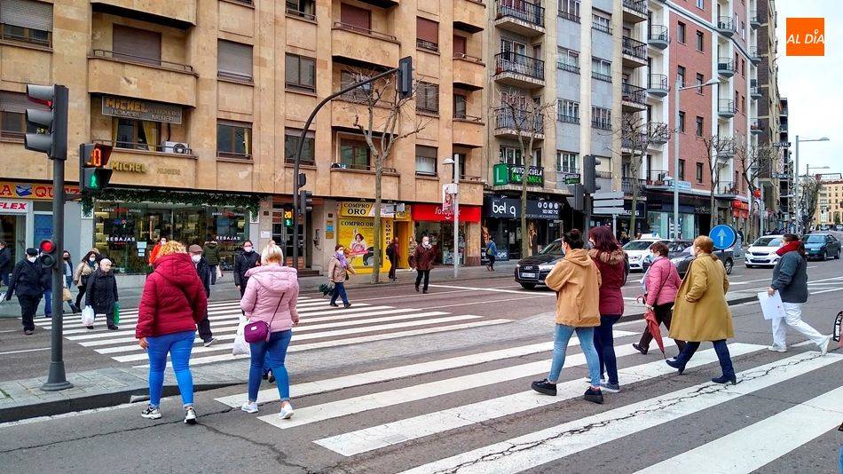 Imagen de archivo de gente caminando por una céntrica calle de Salamanca