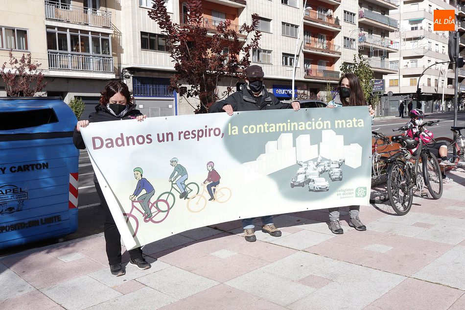 Miembros de Ecologistas en Acción y Fridays for Future en la cita de hoy - Guillermo García