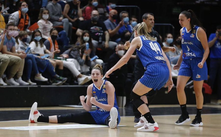 Katie Lou celebra una canasta / CB Avenida