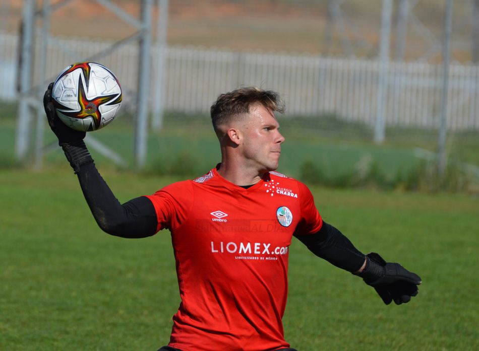 Salcedo saca con la mano / Carlos Cuervo