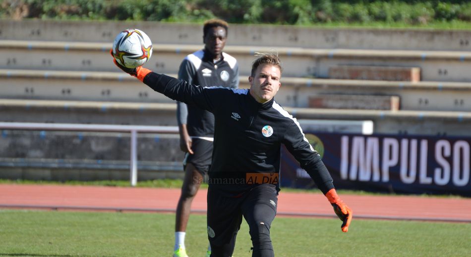 Salcedo realiza un saque / Carlos Cuervo