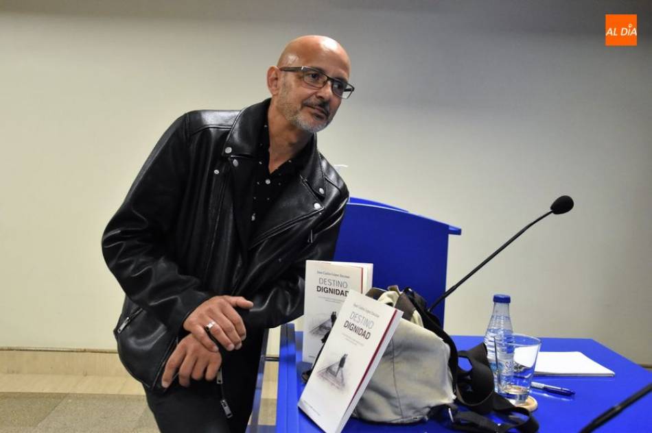 El autor, Juan Carlos López Encinas, en otra presentación del libro - Archivo