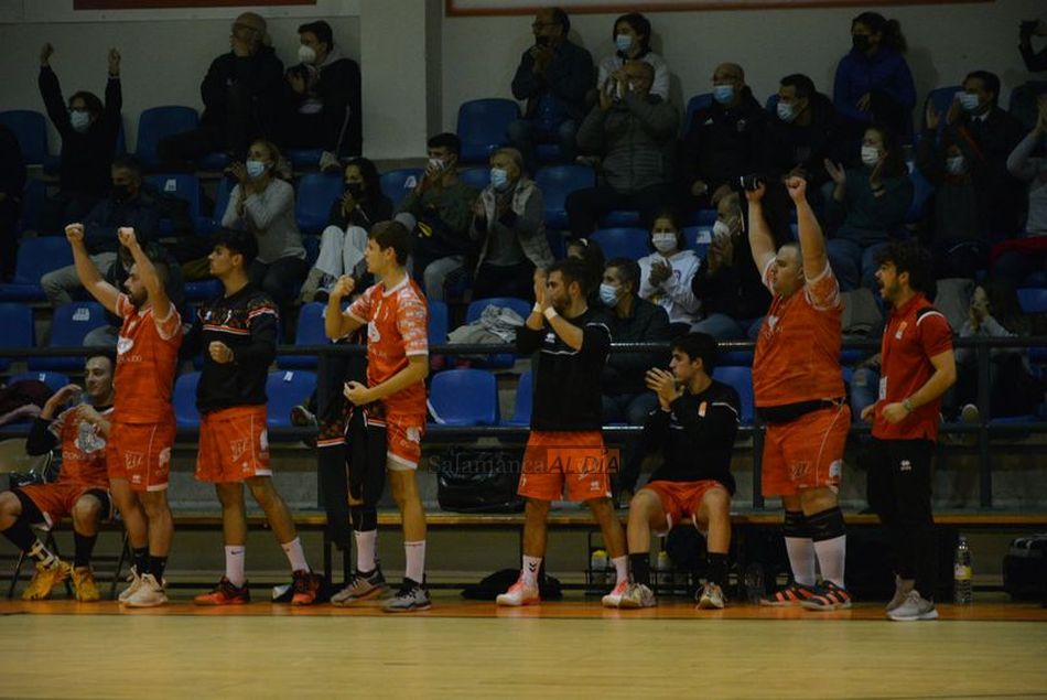 Banquillo del BM Salamanca / Vanesa Martins