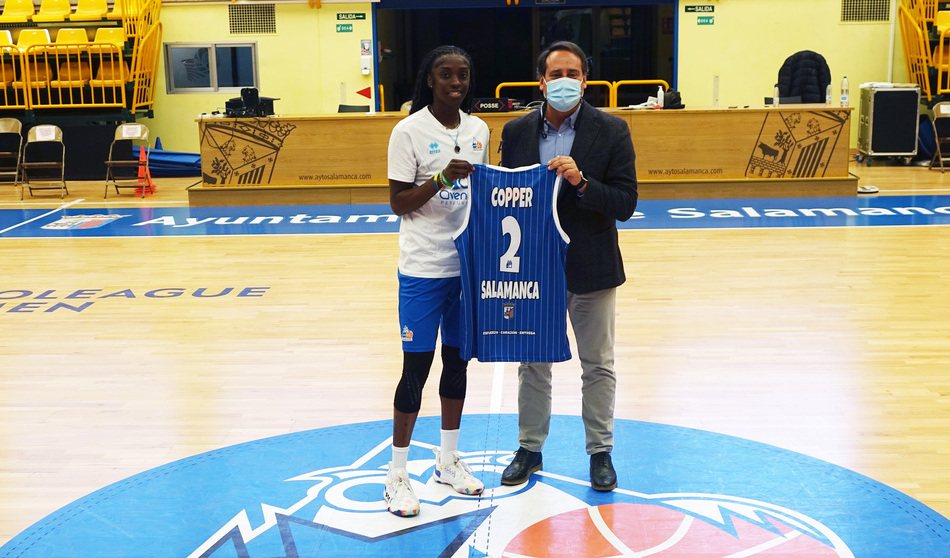 Kahleah Copper junto a Jorge Recio en su presentación como nueva jugadora azulona
