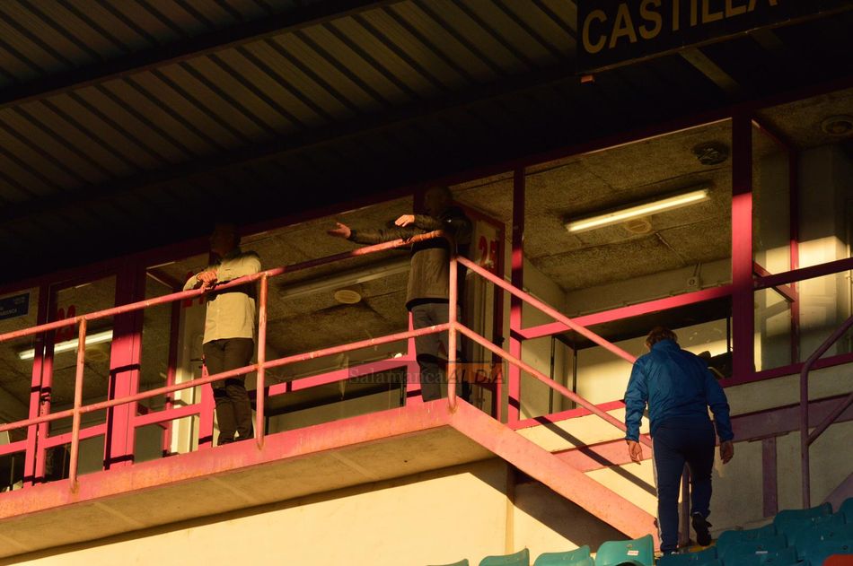 Losada llega a la cabina de prensa con Calderón y Robles