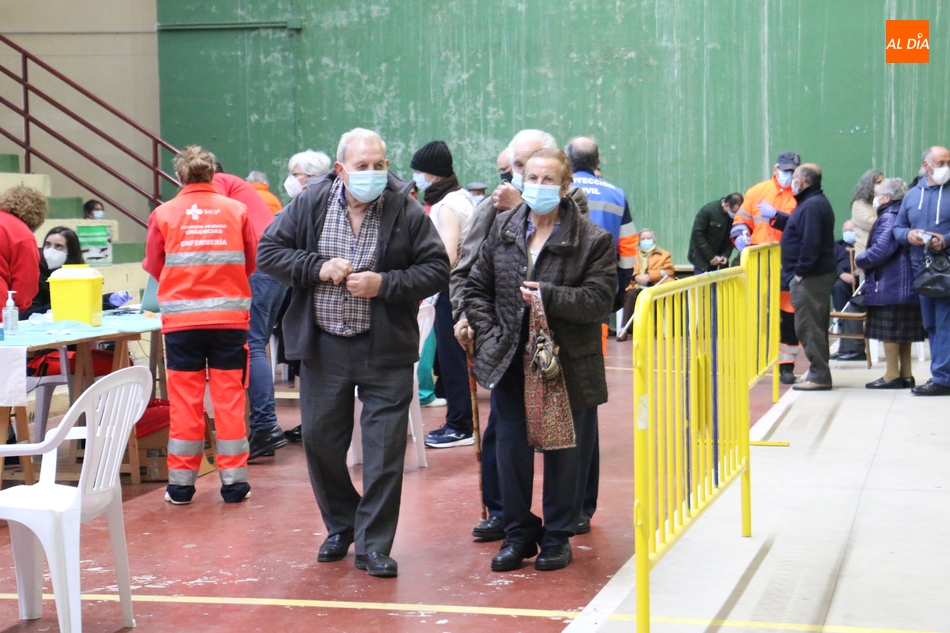 Mayores en una de las vacunaciones masivas en el pabellón de Vitigudino. Foto de archivo
