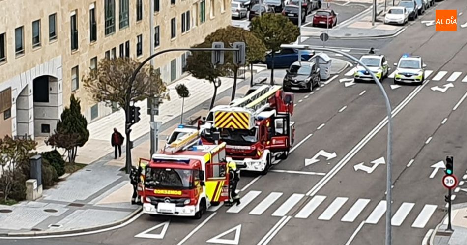 Despliegue de Bomberos y Policía Local en la calle Astorga