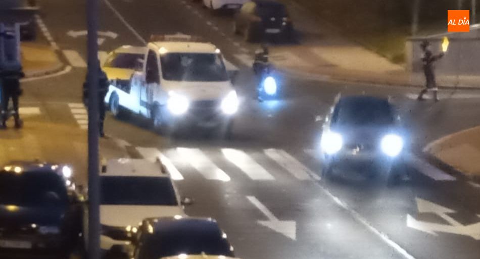 Agentes de la Policía Local en el lugar de este accidente, mientras la grúa municipal retiraba uno de los vehículos. Foto J. A. Pérez