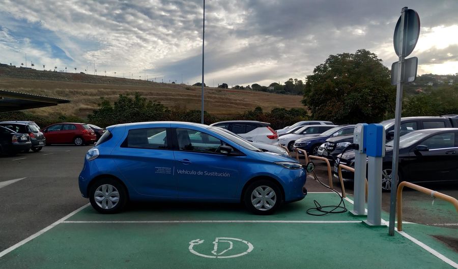 Archivo - Un coche eléctrico carga su batería en la electrolinera. Foto EP - Archivo