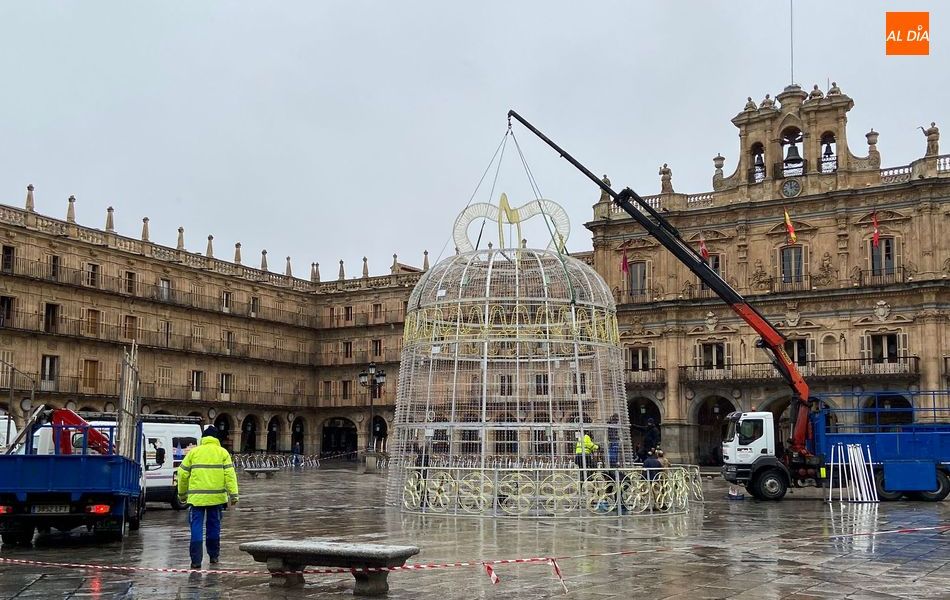 Instalación de la gran campana navideña en la Plaza Mayor. Foto de Vanesa Martins