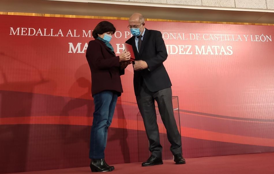 Entrega en Salamanca de la Medalla al Mérito Profesional de la Comunidad a la familia de la cooperante de Médicos sin Fronteras, María Hernández, asesinada en junio de este año en Etiopía. Foto EP