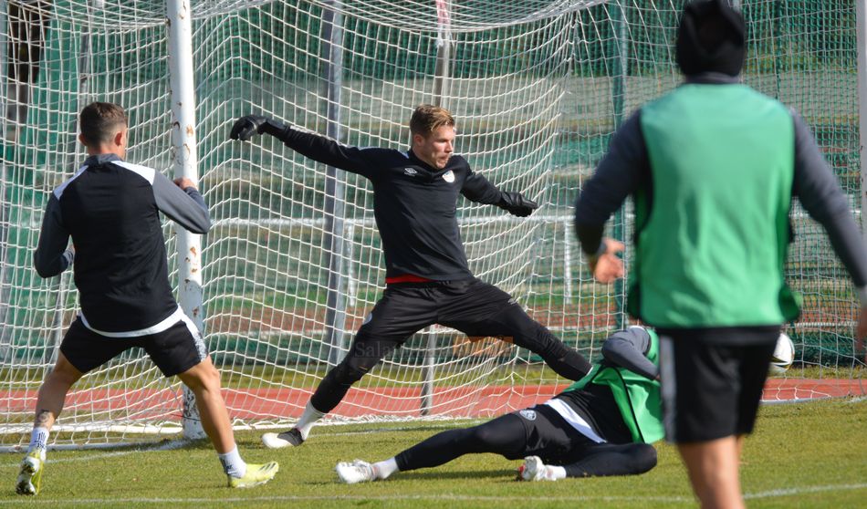Salcedo se estira para evitar un gol / Carlos Cuervo