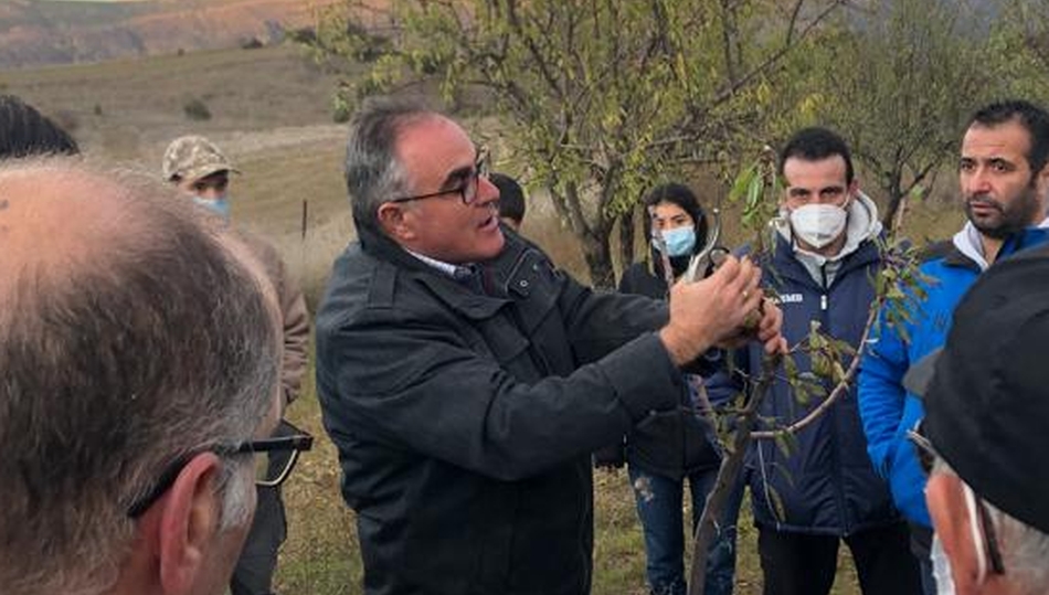 El ingeniero agrónomo Raúl García explicó en La Fregeneda algunas de las técnicas actuales para mejorar la producción