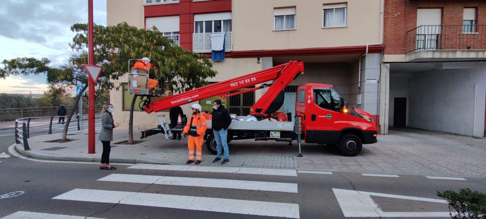Trabajos de instalación de las nuevas luminarias LED - Ayto. Santa Marta
