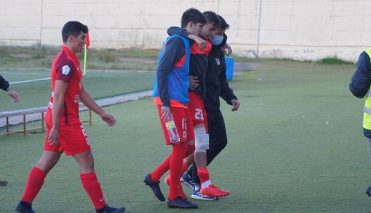 Aizcorbe se va lesionado / UD Santa Marta