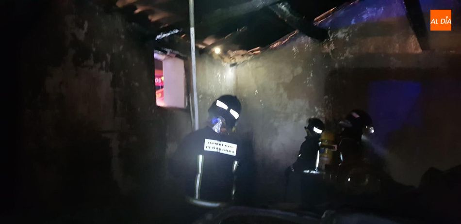 Foto 4 - Un incendio quema dos vehículos en Pedrosillo de Alba