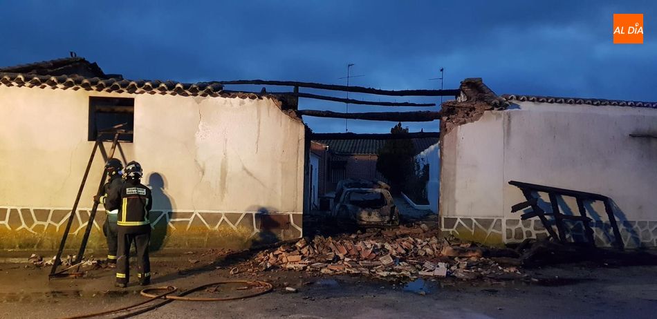 Un incendio quema dos vehículos en Pedrosillo de Alba