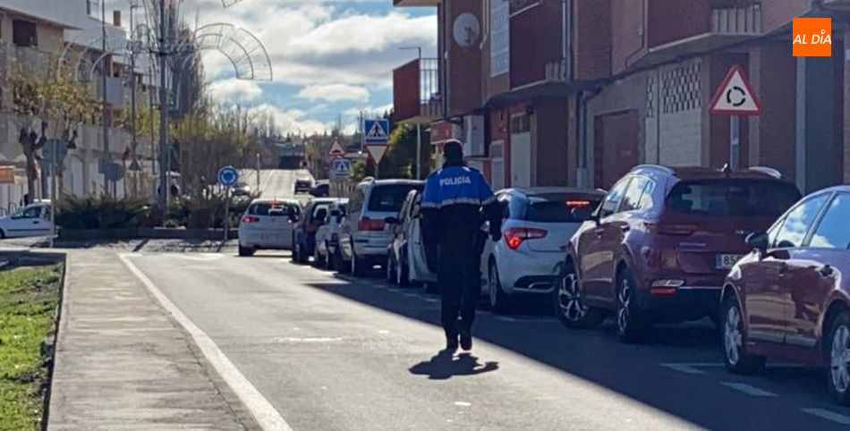 Agente de la Policía Local de Santa Marta en la calle Juan XXIII, donde fue localizado el cadáver. Foto de Vanesa Martins