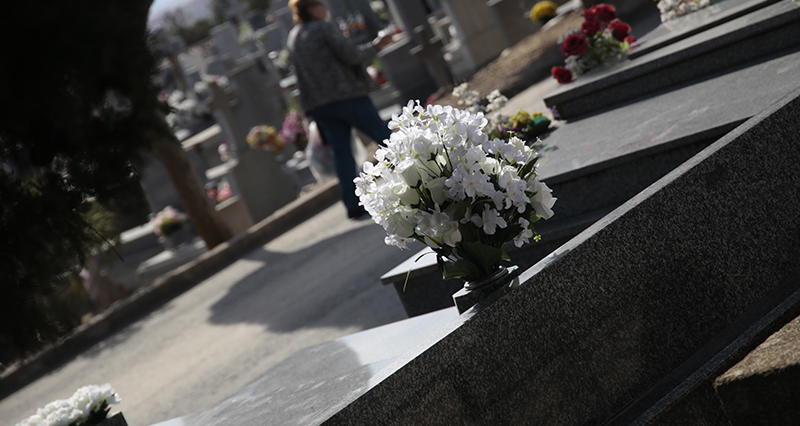 Flores encima de una lápida. Foto de archivo