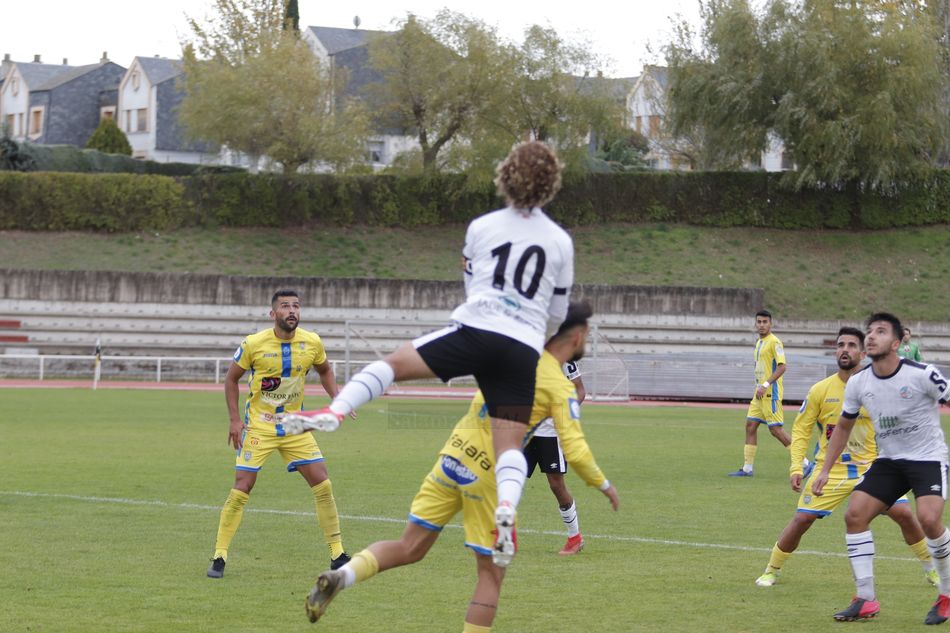 Alemán salta a por un balón / Guillermo García
