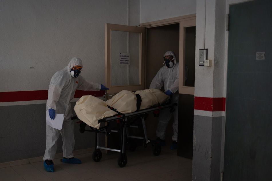 Operarios protegidos de los Servicios Funerarios Memora trasladan un cuerpo de una residencia - David Zorrakino - Europa Press - Archivo