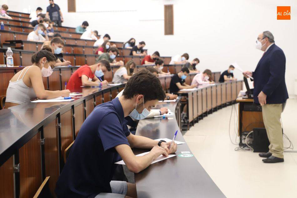 La Junta destina un millón de euros para ayudar a alumnos que cursen un máster no habilitante en el curso 2021-2022