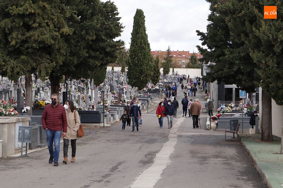 Numeroso público ha acudido al Camposanto salmantino para cumplir con la tradición de Todos los Santos - Fotos: Guillermo García