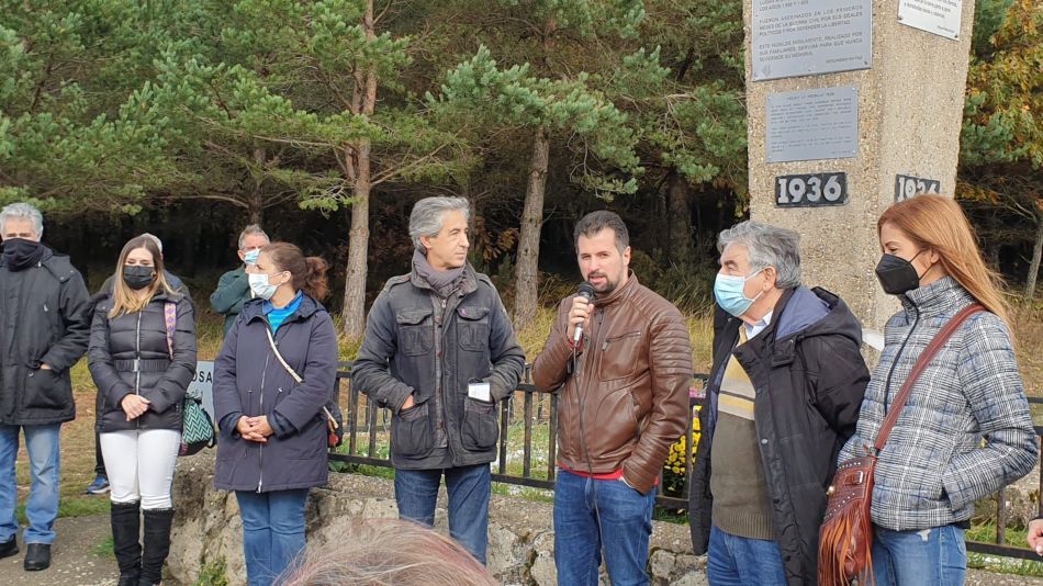 Luis Tudanca (con micrófono) en el homenaje a las víctimas del franquismo en el paraje de La Pedraja, en Villafranca Montes de Oca - Twitter Tudanca