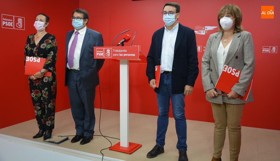 Los Procuradores del PSOE de Salamanca, Fernando Pablos, Rosa Rubio, Juan Luis Cepa y Carmen García, en la sede socialista. Foto de Vanesa Martins