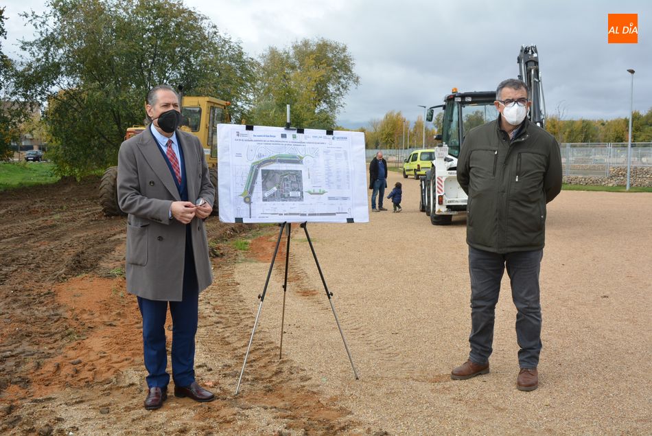 El concejal de Fomento, Fernando Carabias, ha destacado durante una visita a la zona que este desdoblamiento mejorará los accesos al parque de los huertos urbanos. Foto de Vanesa Martins