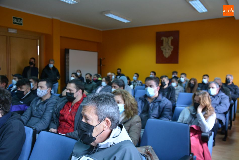 Personas que participan en estos cursos, que facilitan formación y empleo, en el CEFOL (Calle Profesor Lucas, 5-7).  Foto de Vanesa Martins