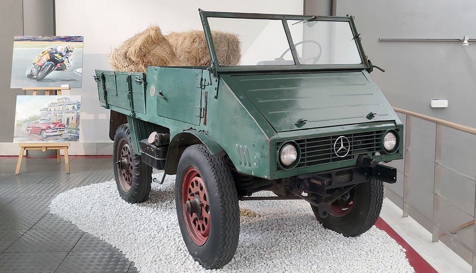 El Mercedes-Benz Unimog es un vehículo adaptable de cuatro ruedas, capaz de soportar las más duras pruebas exigidas a un 4x4