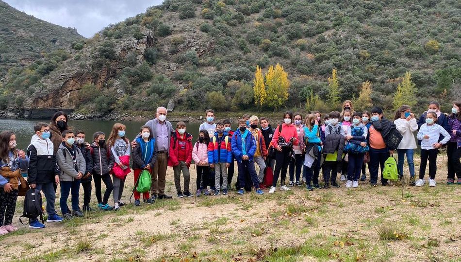 Durante su estancia en Aldeadávila, los excursionistas recibieron la visita del diputado de Educación, Jesús María Ortiz