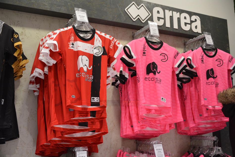 Ropa en la tienda / Vanesa Martins