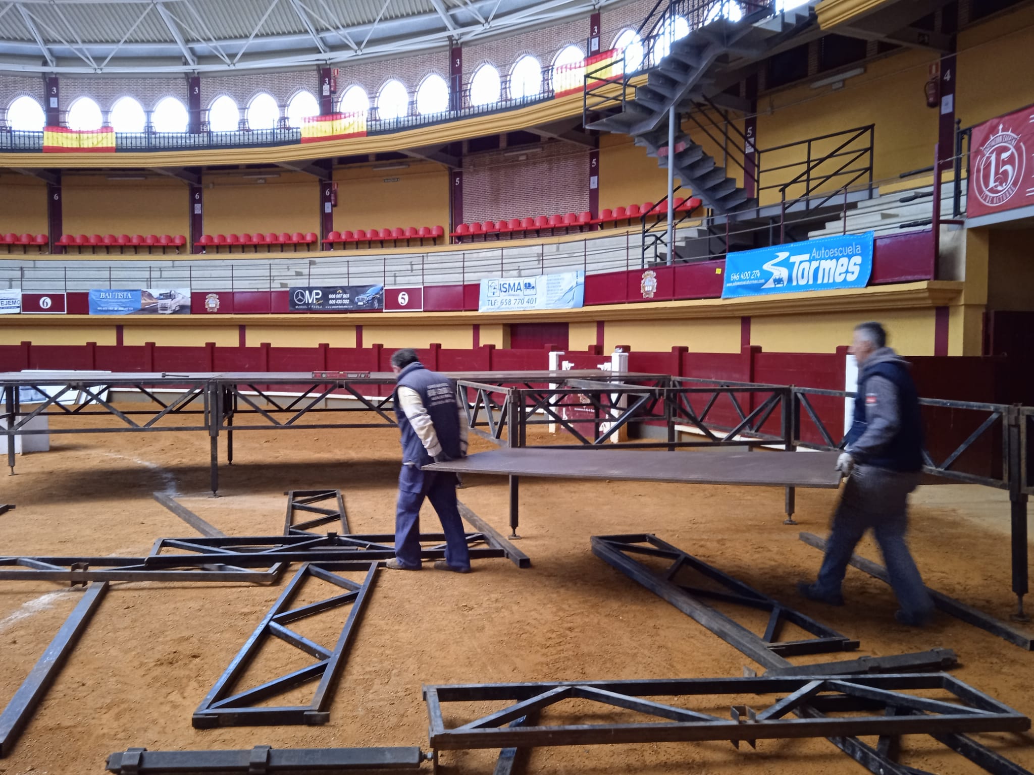 Operarios montan el escenario en la plaza de toros de Alba de Tormes