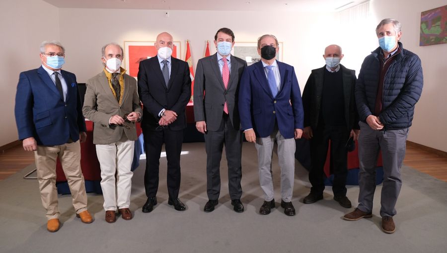 El presidente de la Junta de Castilla y León, Alfonso Fernández Mañueco, junto a los representantes del sector de las ganaderías de lidia
