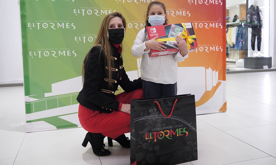 La gerente del Centro Comercial El Tormes, Cuca Gonzalo, junto a la ganadora del sorteo