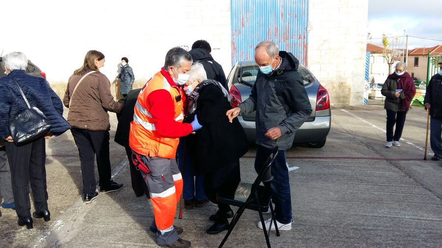 Esperas de los mayores para la vacunación en Tamames