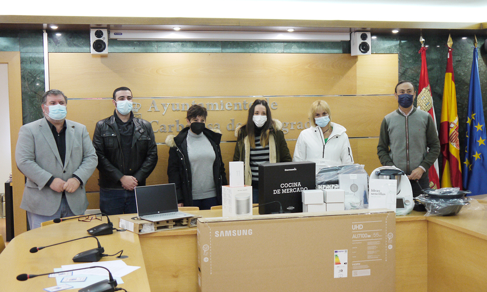 Entrega de los premios a los afortunados en el sorteo de la campaña impulsada en Carbajosa