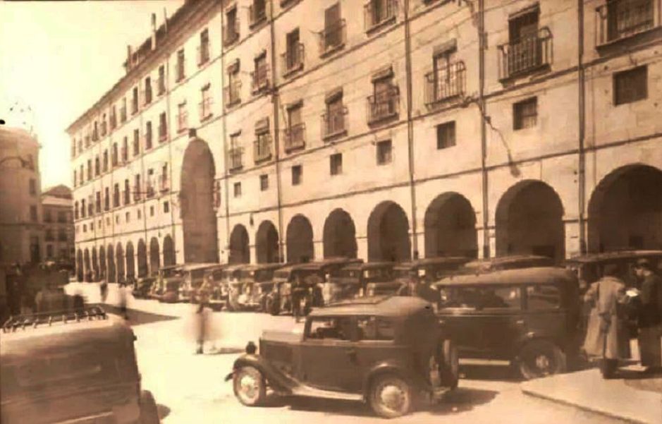 Los taxis de antaño junto a los soportales de San Antonio
