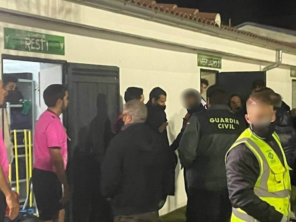 Dueñas queda inhabilitado un mes por sus insultos de ?rateros? e ?hijos de puta? a los árbitros del derbi