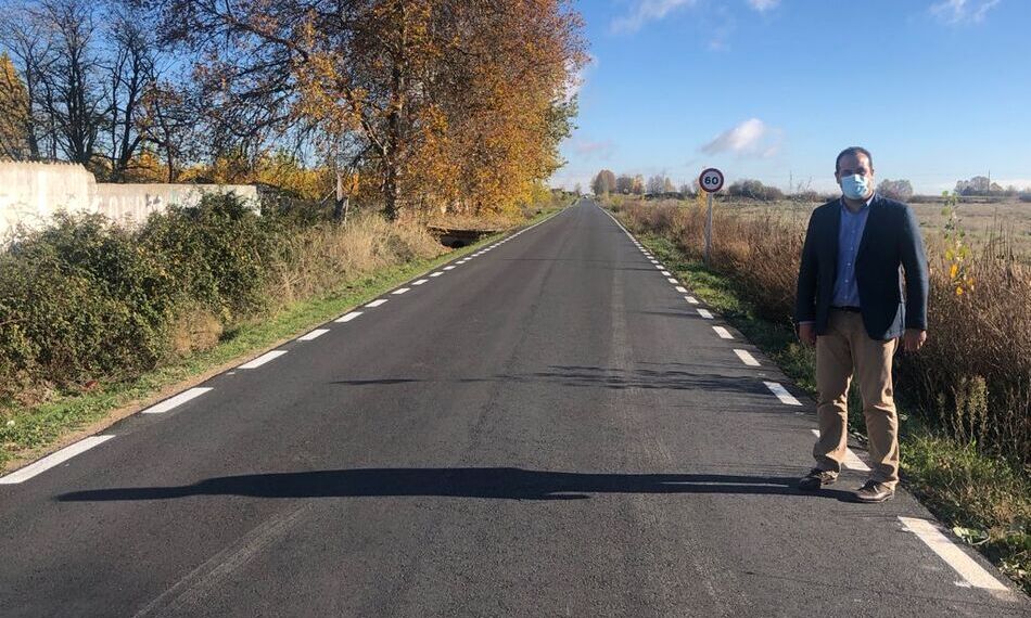 El alcalde, David Mingo, en el tramo de la carretera que discurre por el municipio de Santa Marta
