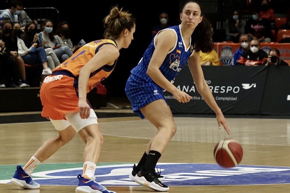Un momento del partido entre Valencia Basket y Perfumerías Avenida. Foto: @CBAvenida
