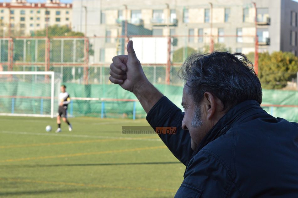 Un hombre ve un encuentro en el Neme / Guillermo García