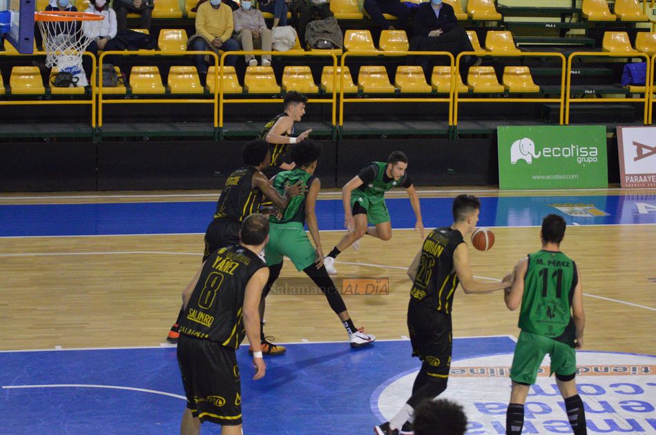 Un rival va al suelo a por el balón / Guillermo García