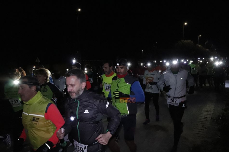 Los corredores, en medio de la noche / Guillermo García